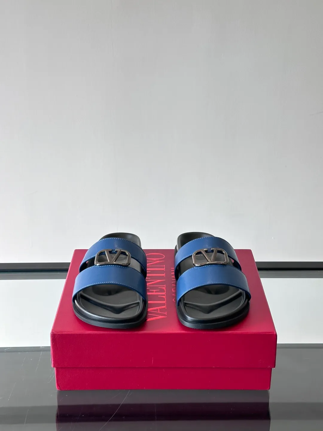 Men's shoes 💰p320 "VALENTINO" Valentino Men's 🧍‍♂️ Spring and summer new style metal rivet flat slippers, elegant sandals, the same style worn by celebrities, original molding, imported calfskin. Rubber outsole. Soft and durable, full set of counter packaging size: 39-44 (customized at 38.45.46)